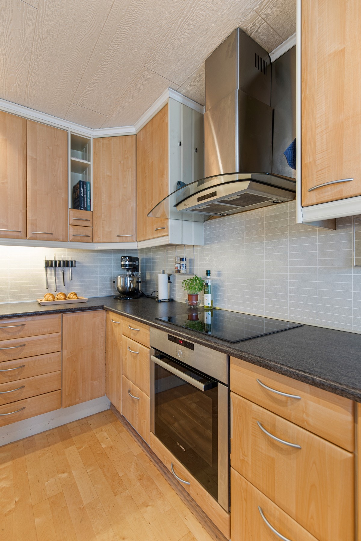 Integrerte hvitevarer; stekeovn, platetopp og oppvaskmaskin. Galleribilde