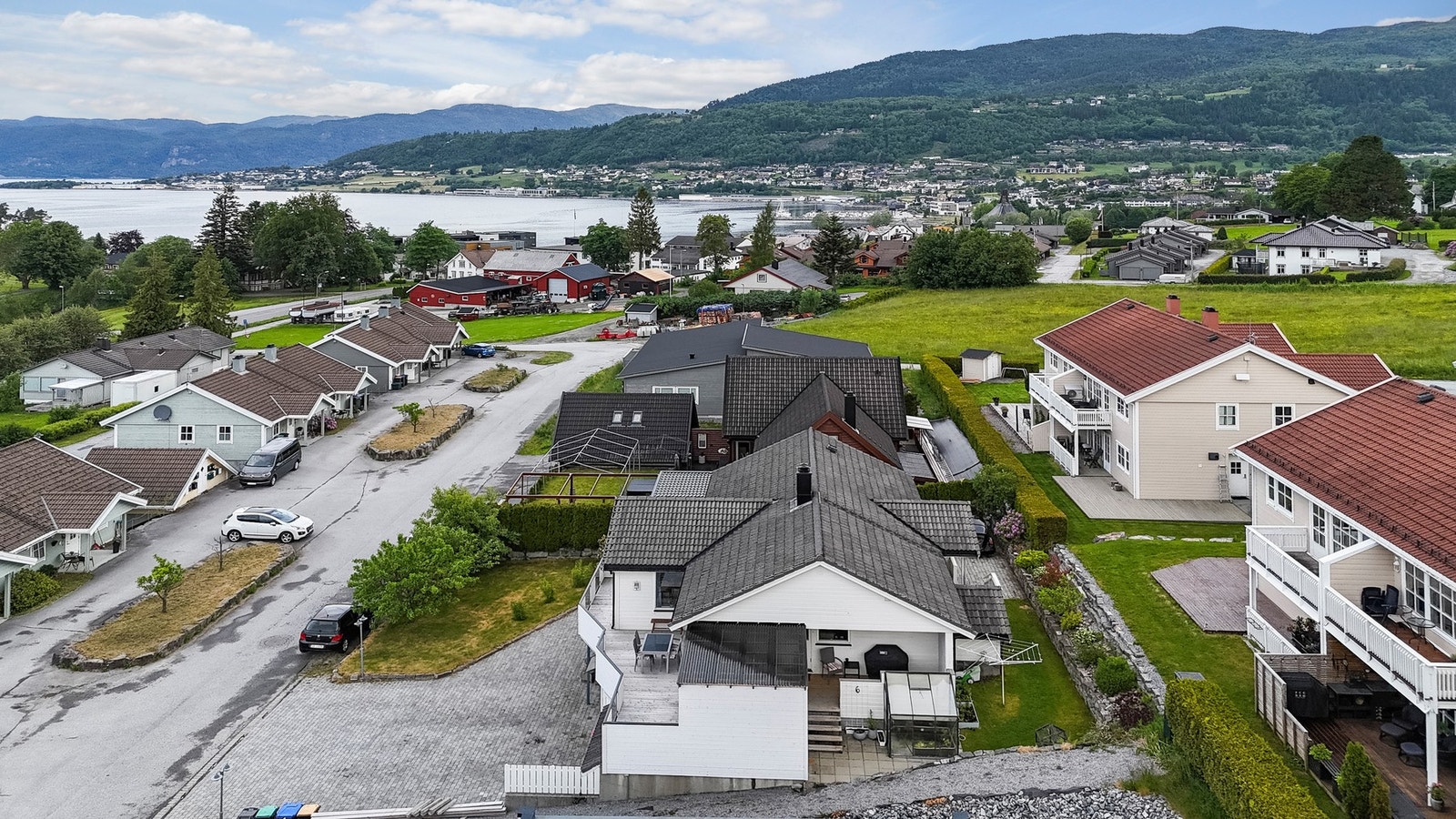 Enebolig fra 2003 med flott og sentrumsnær beliggenhet. Galleribilde