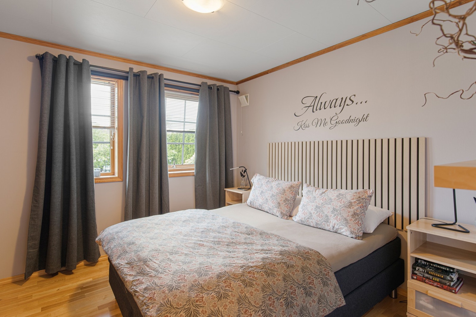 Ett av to soverom i leiligheten. Galleribilde