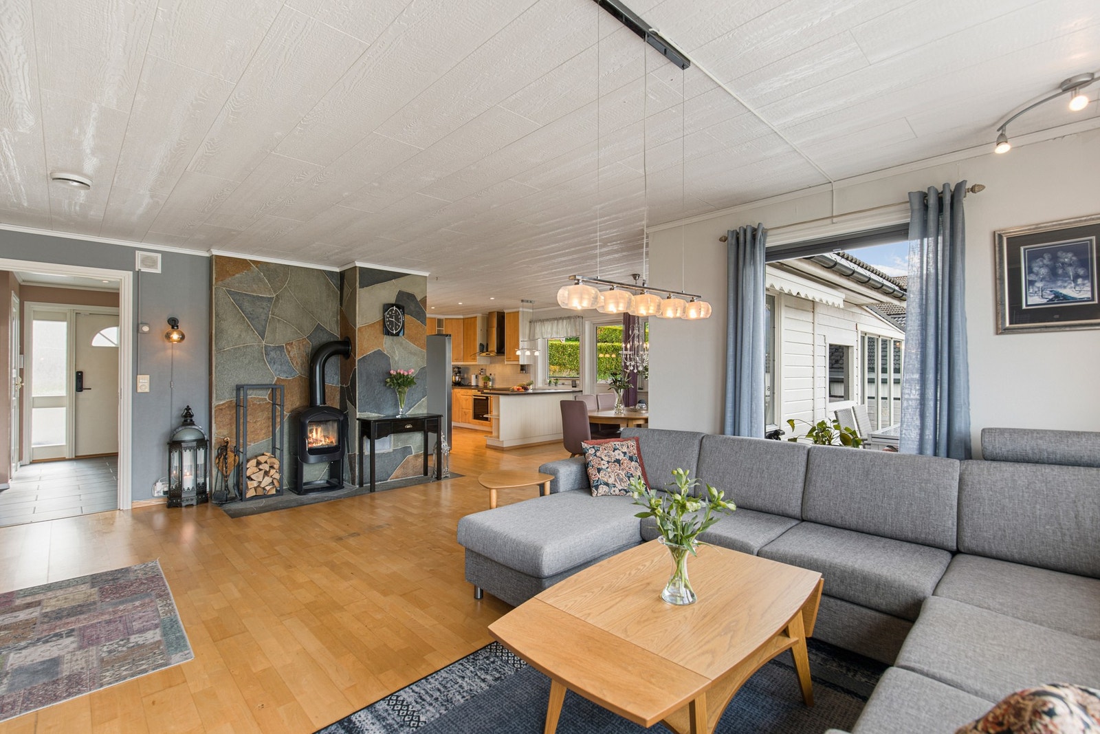 I stue er det montert vedovn. Galleribilde