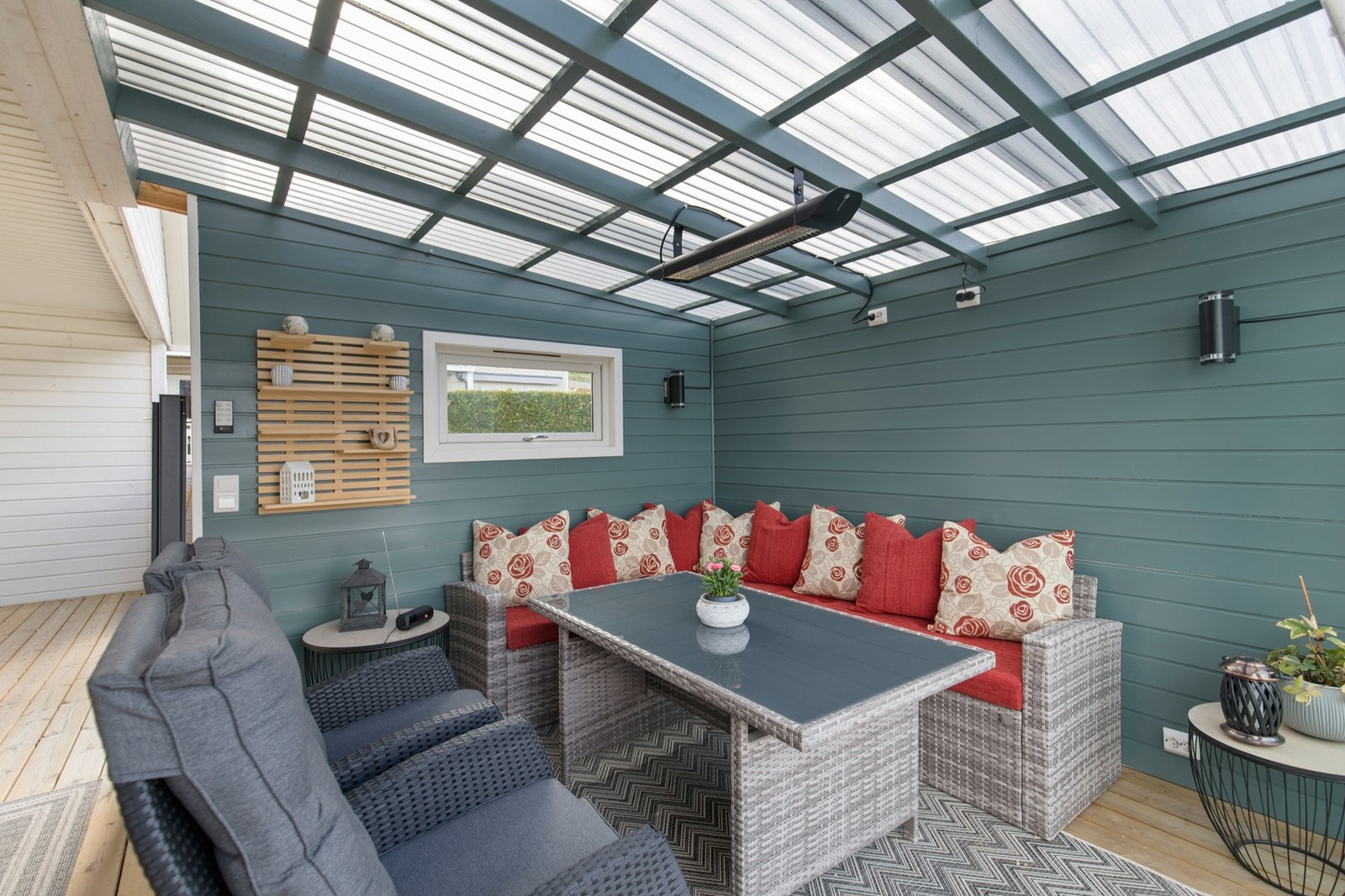 Fra stue er det utgang til hagestue. Galleribilde