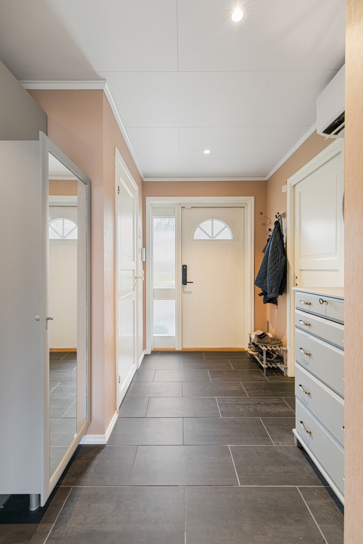 Flislagt gang med spotlights i himling. Galleribilde