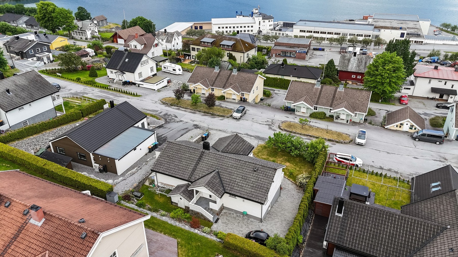 Fra boligen er det kort gangavstand til sentrum. Galleribilde