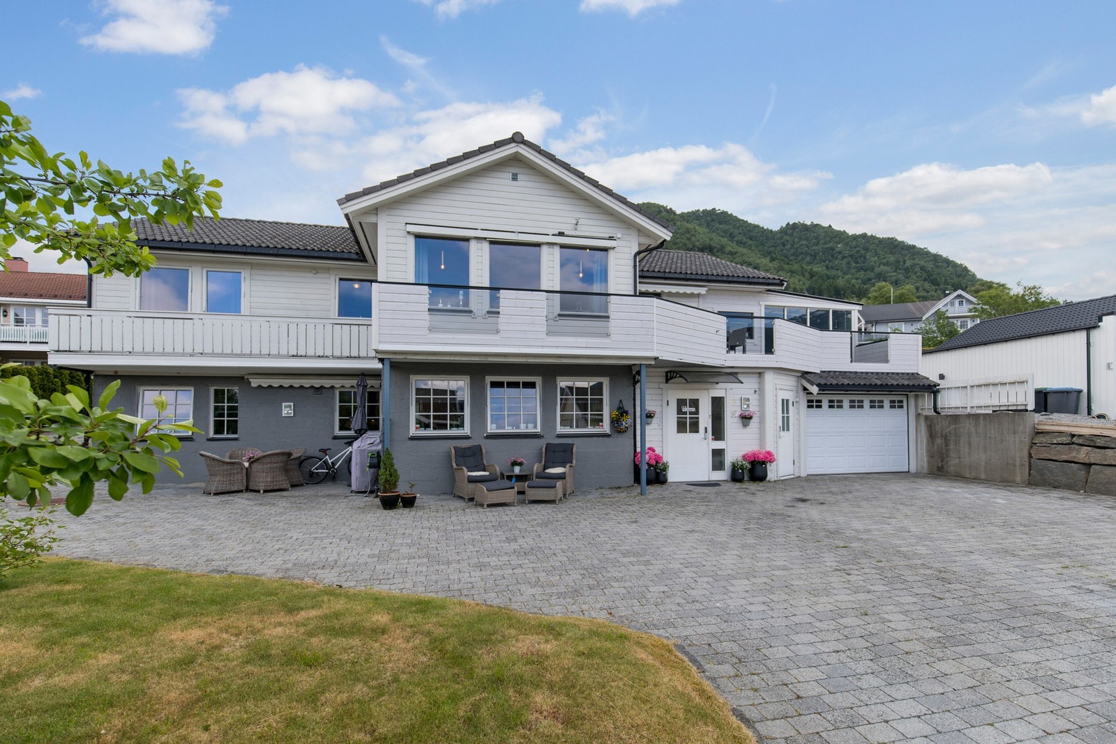 Svært gode parkeringsmuligheter på tomten. Galleribilde