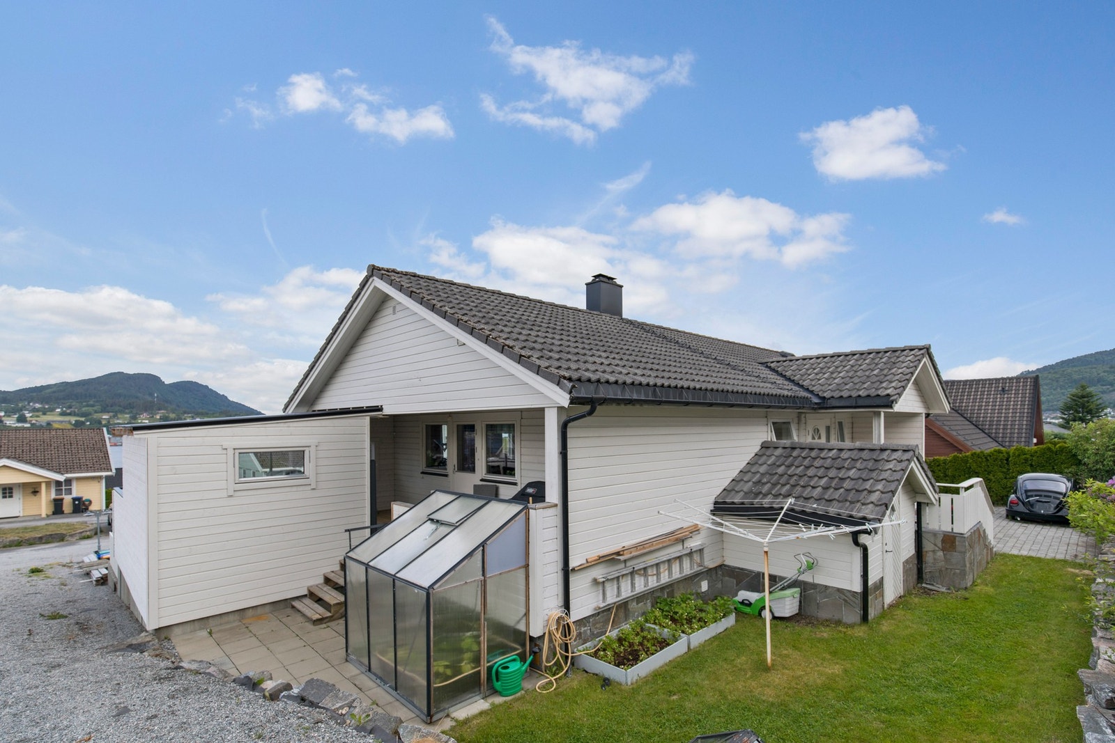 I bakkant av boligen er det bygget utebod/redskapsbod. Galleribilde