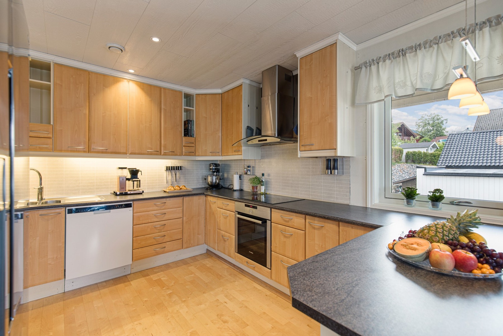 Kjøkkenet ligger i delvis åpen løsning mot stue. Galleribilde