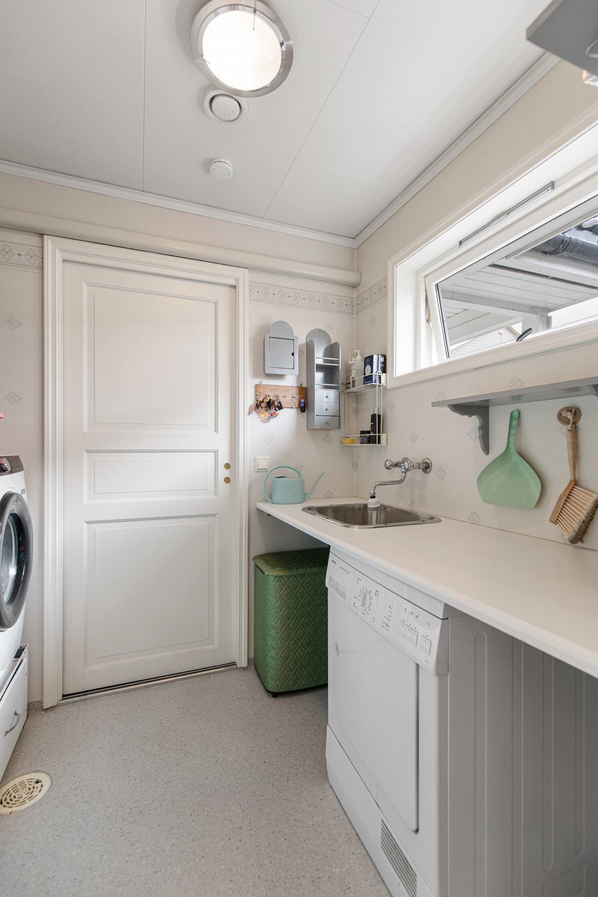 Like ved kjøkkenet ligger vaskerommet. Rommet inneholder innredning med skyllekar og opplegg for vaskemaskin og tørketrommel. Rommet har tilkomst fra både gang og kjøkken. Galleribilde