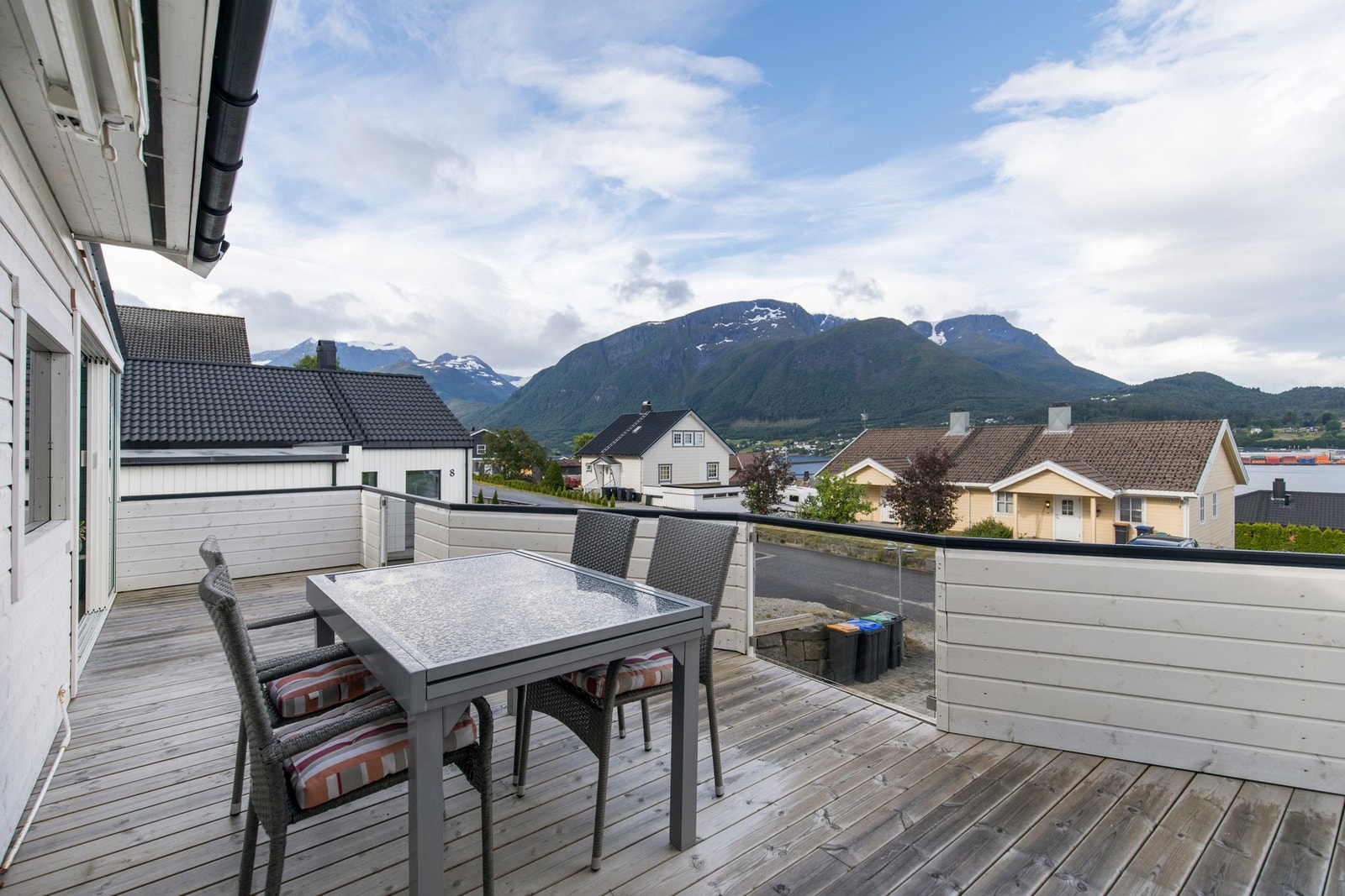 Flott utsikt innover fjellene.. Galleribilde