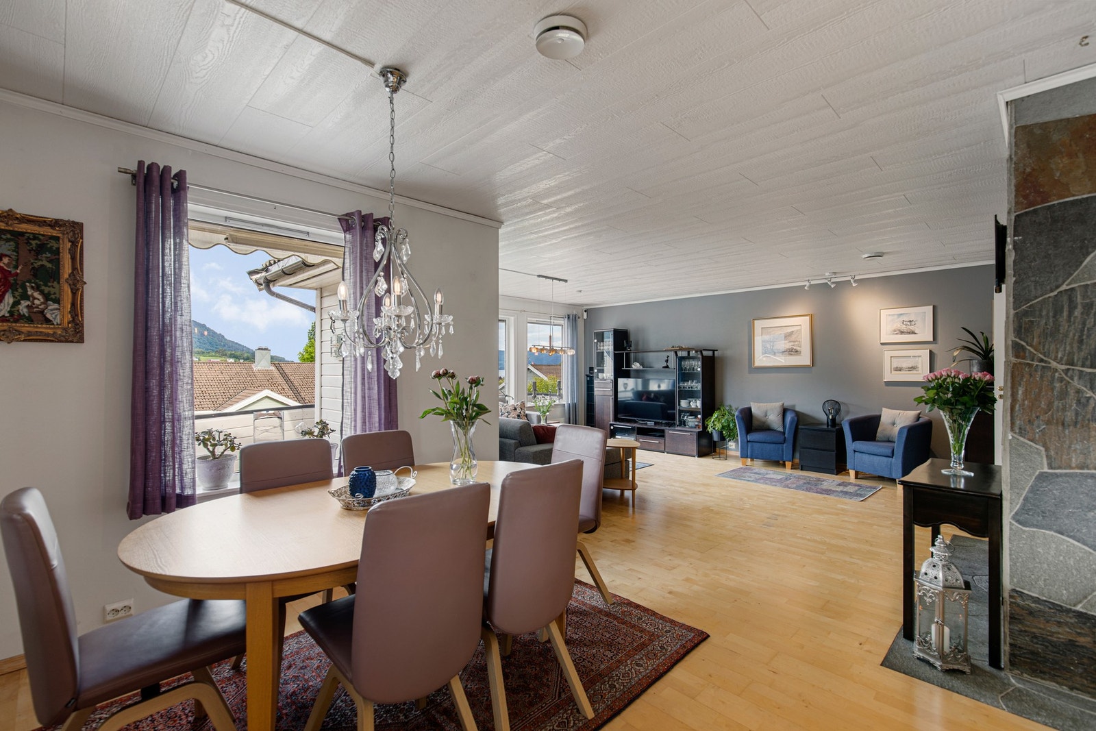 God plass til flere sittegruepper. Galleribilde