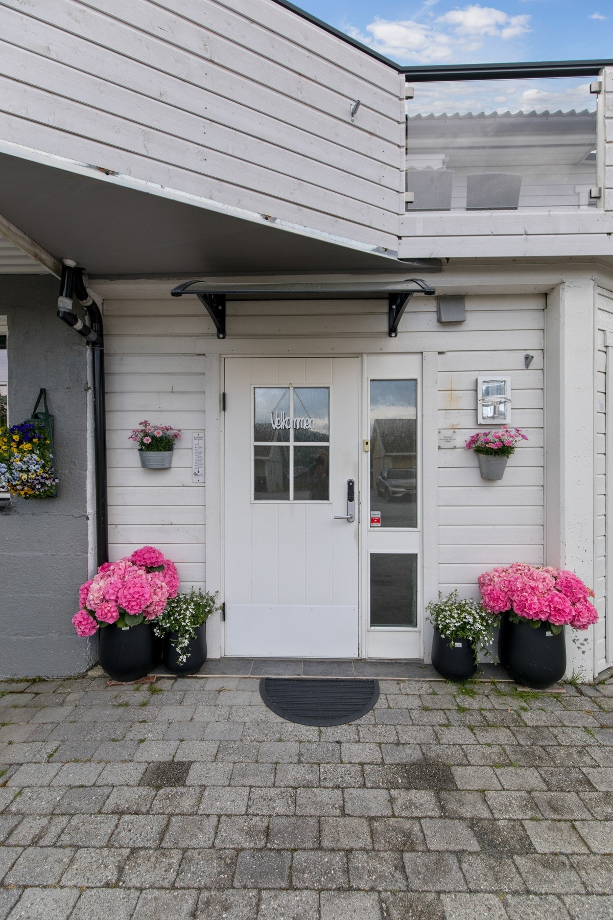 Leiligheten har eget inngangsparti i front av boligen. Galleribilde