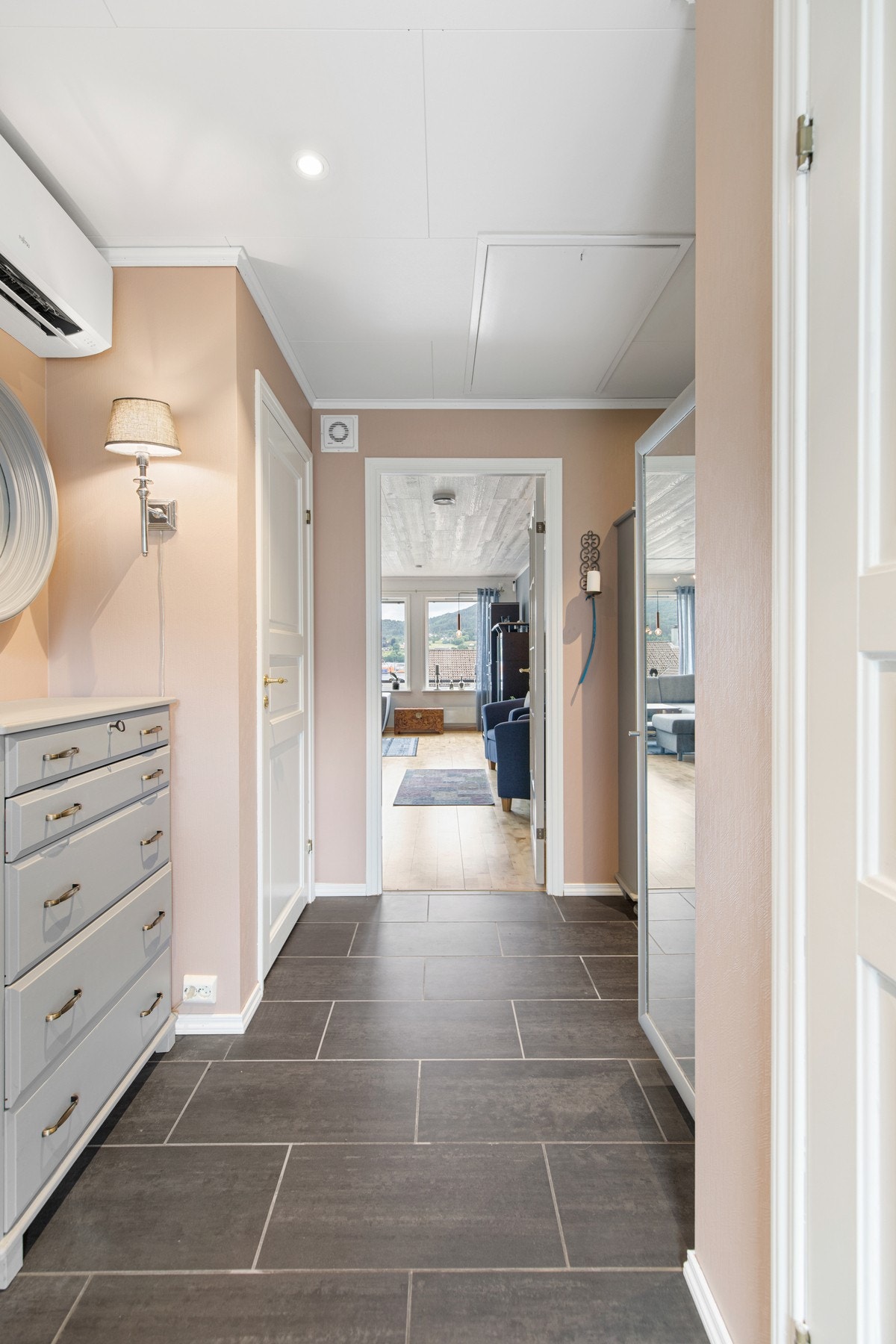 Montert varmepumpe og tilkomst til kryploft med gode oppbevaringsmuligheter. Galleribilde