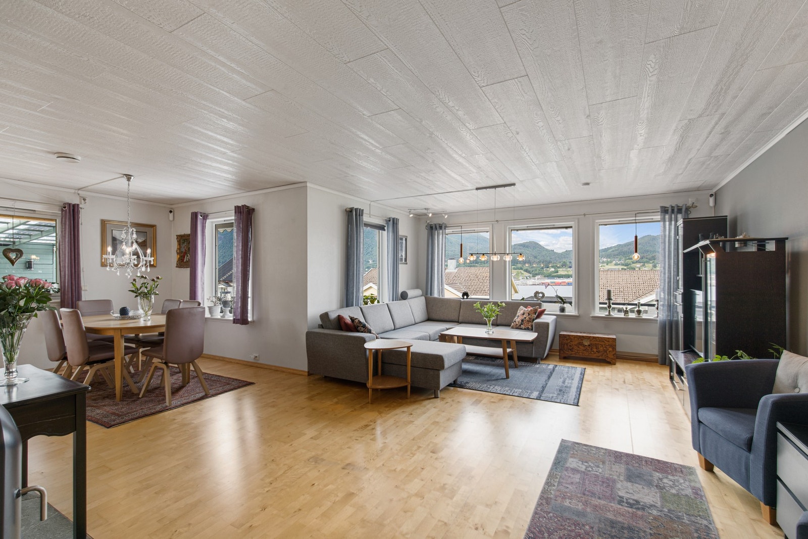 Romslig stue med parkett på gulv. Galleribilde