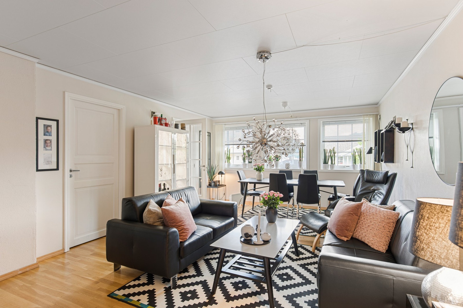 Lys og trivelig stue. Leiligheten er idag utleid for kr. 7000,-, eks strøm og internett. Galleribilde