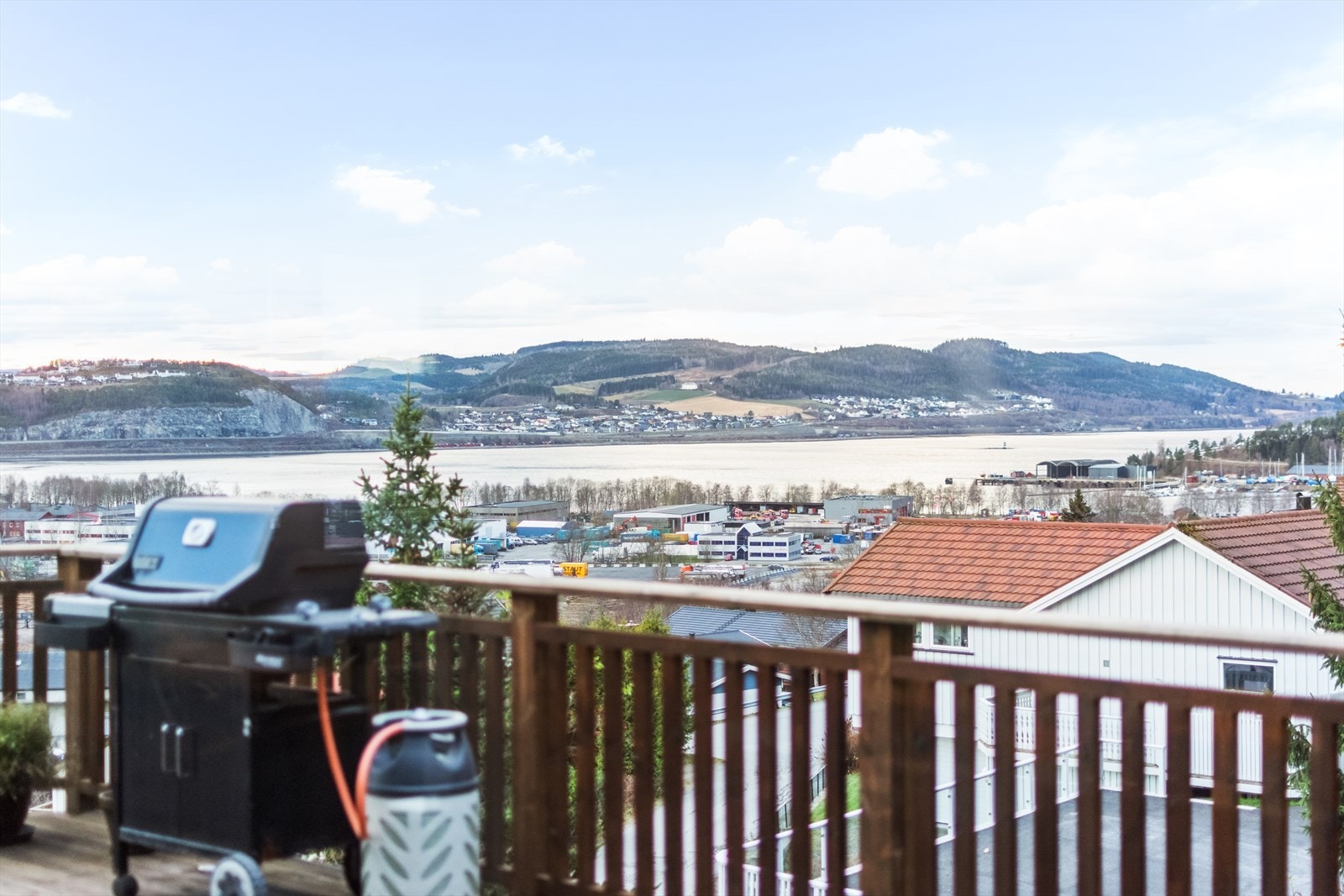 Sørvendt utsikt mot Beitstadfjorden Galleribilde