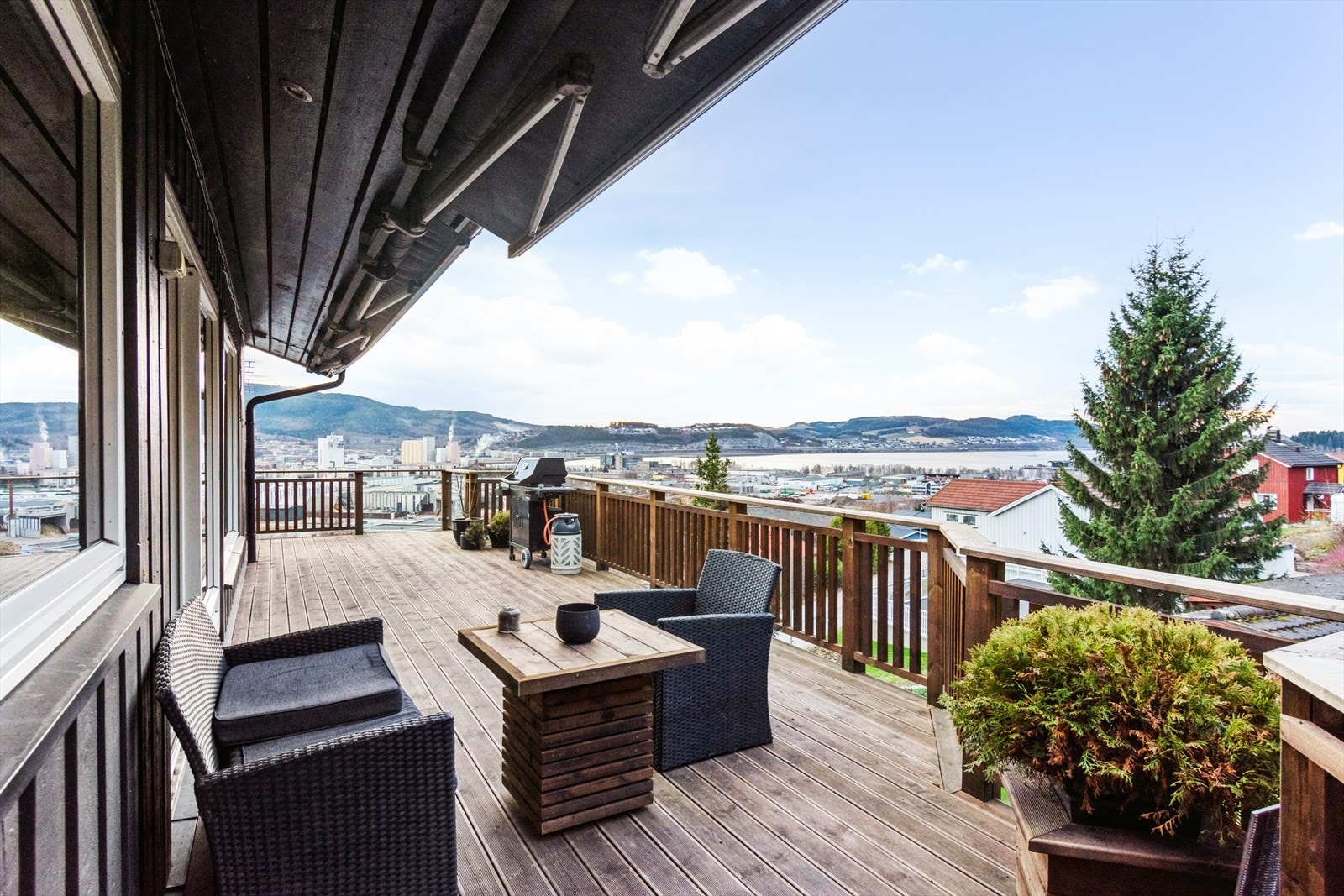 Terrasse med vid utsikt utover sentrum og fjorden Galleribilde