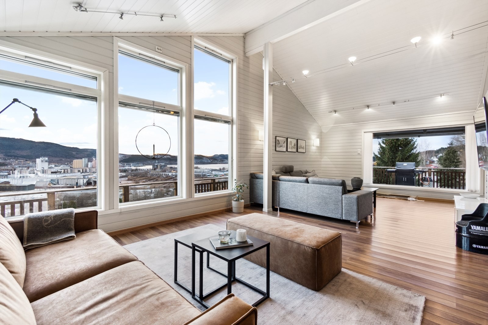 Stue med god takhøyde og store vindusflater Galleribilde