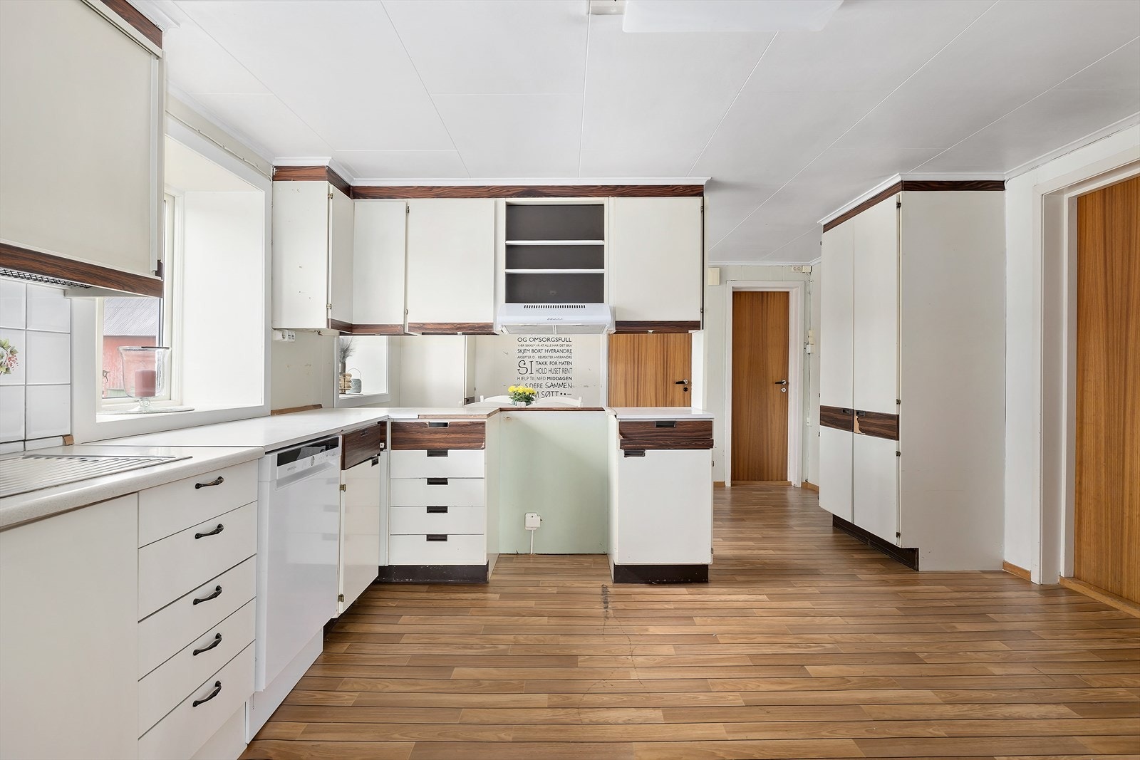 Fra entreen kommer du inn på kjøkkenet Galleribilde