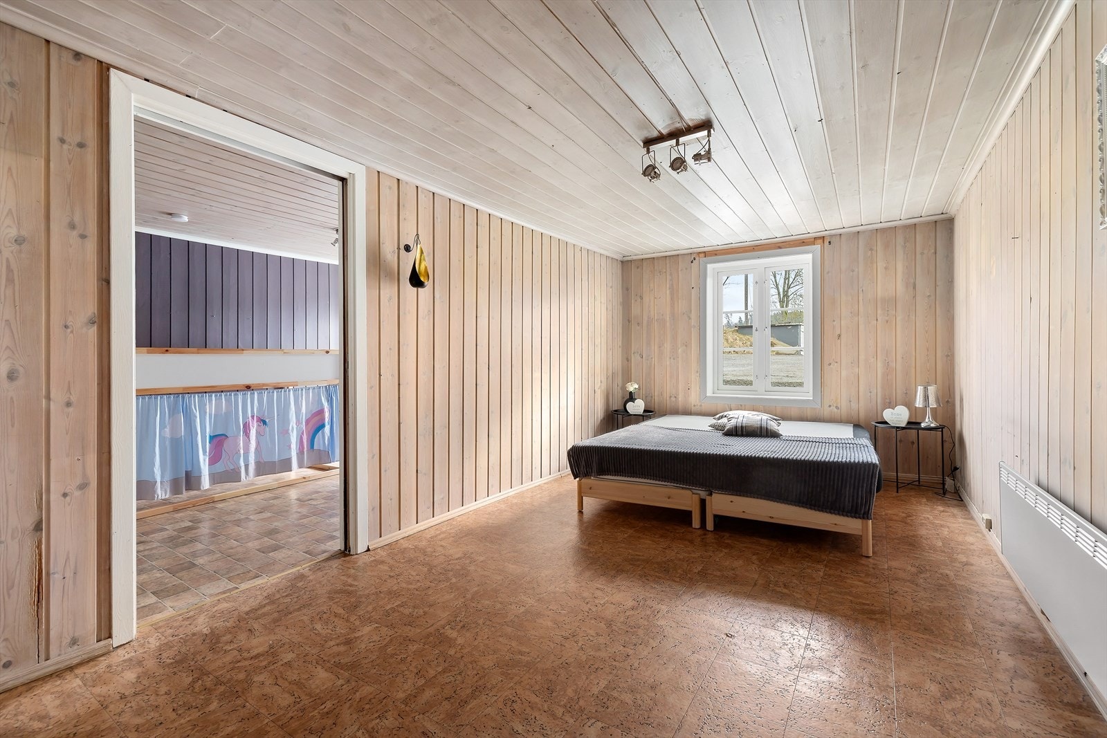 Det ene soverommet har adkomst fra stue og kjøkken Galleribilde