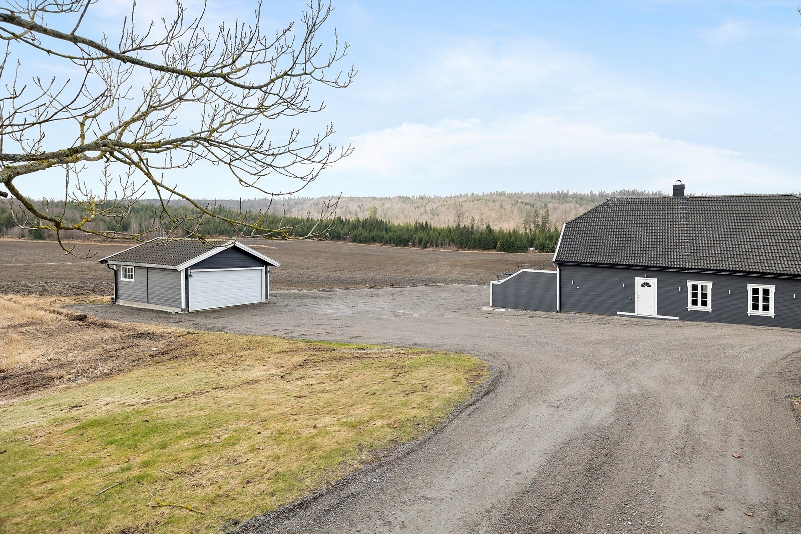 Her er det en landlig, fredelig og fri beliggenhet, og godt med parkeringsplass på tomten Galleribilde