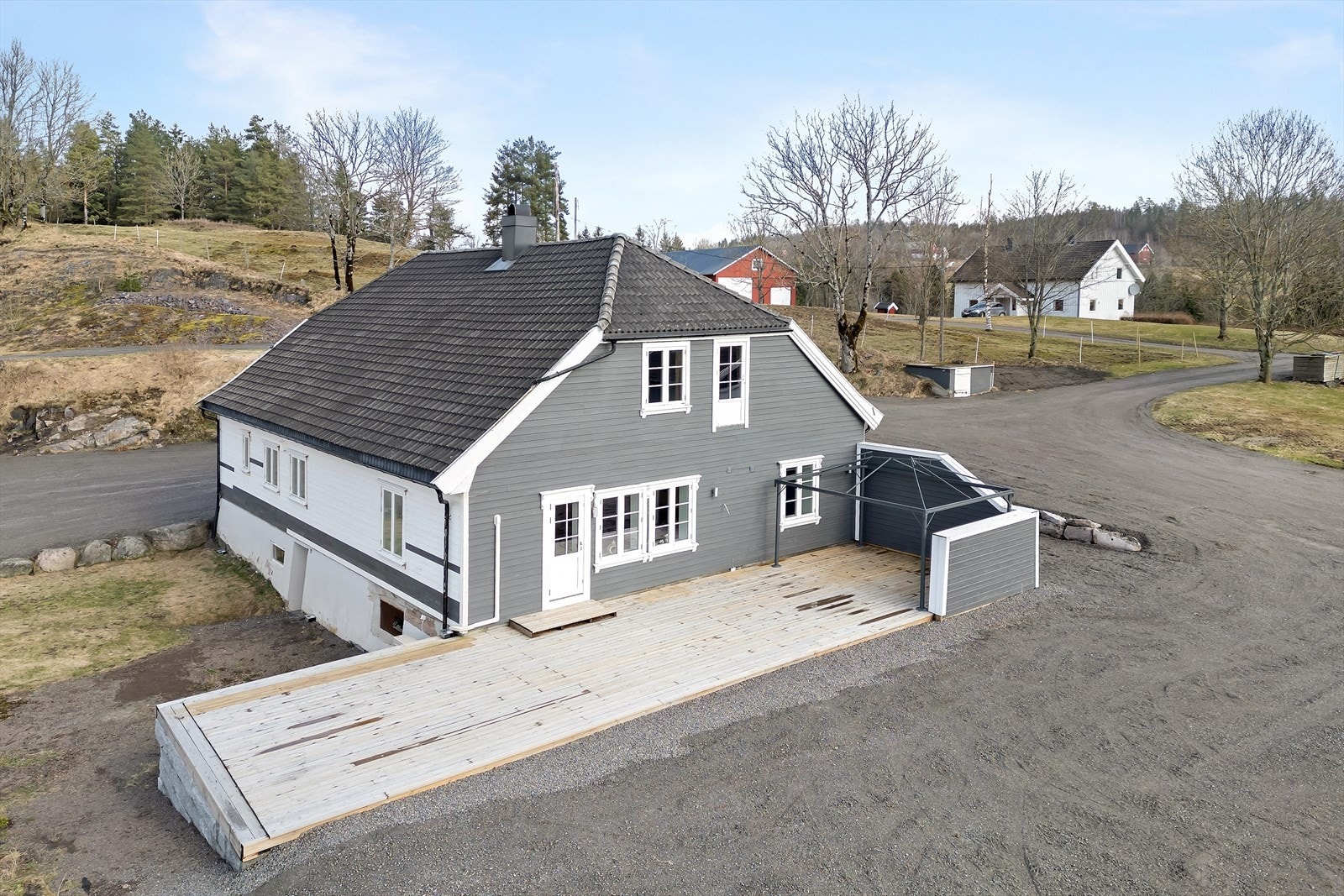 Det er fine uteområder på eiendommen, enten om det er hage eller terrassen på 66 m2 Galleribilde