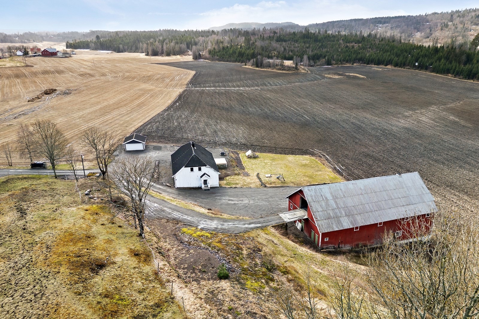 Her har du en fri og usjenert beliggenhet med våningshus og godt med lagringsplass Galleribilde