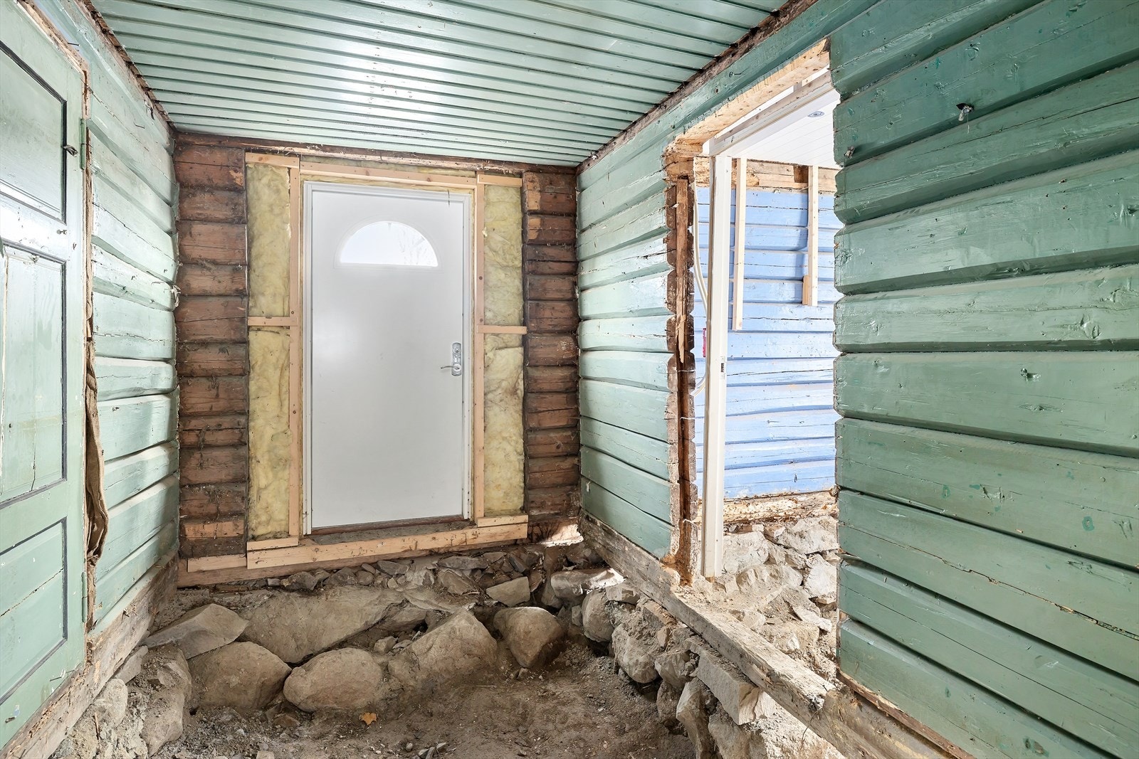 Fra stuen er det adkomst til rom hvor den eldre sjarmen kommer til syne. Her har du mulighet for å fullføre ekstra entré Galleribilde