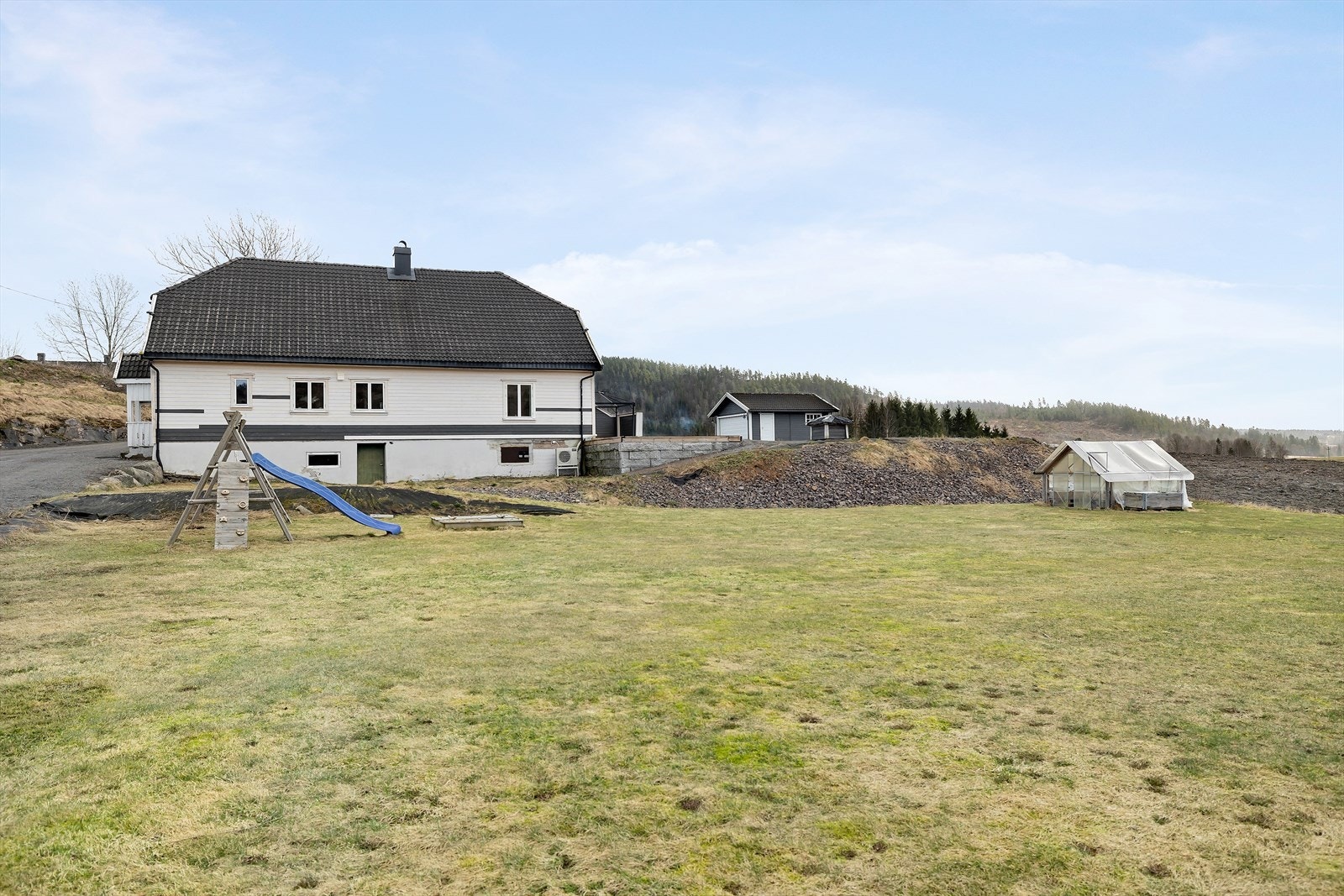 Det er god boltreplass for store og små på denne tomten Galleribilde