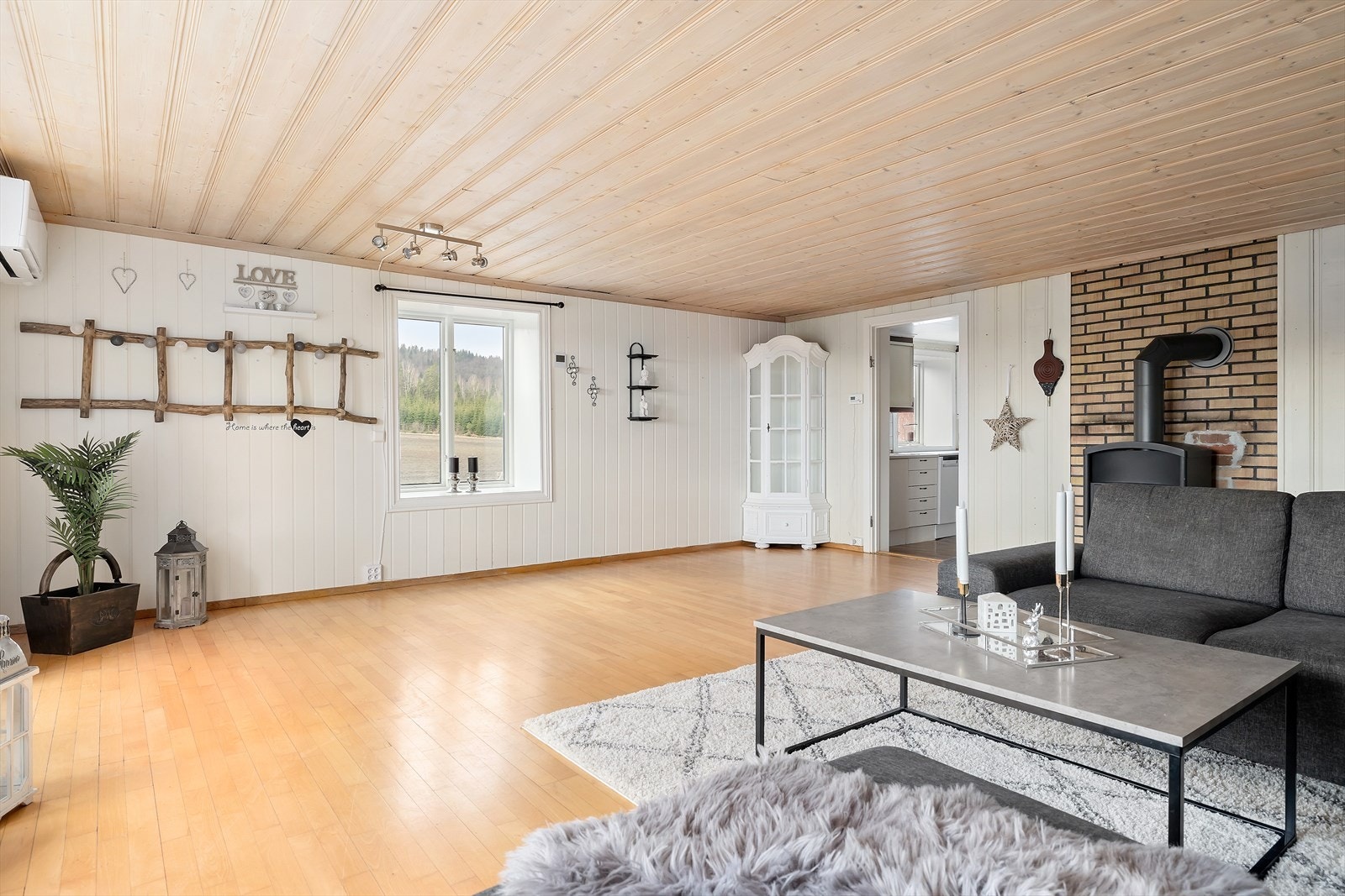 Rommet er lyst og åpent og gir rom for både sofagruppe og spisestue Galleribilde