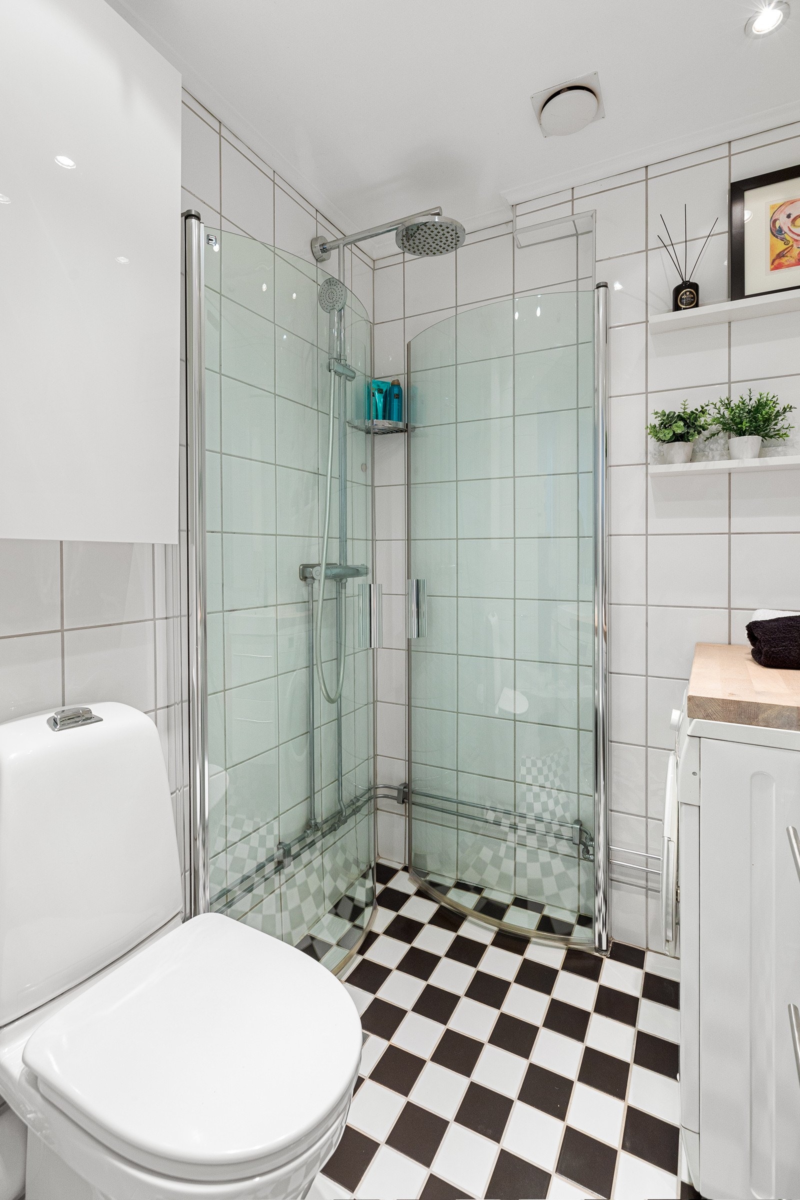 Badet har alt du behøver som dusjnisje, servant og toalett Galleribilde