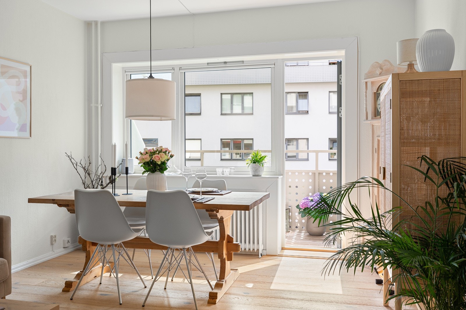Stor vindusflate som gir rikelig med naturlig lys inn i stuen Galleribilde