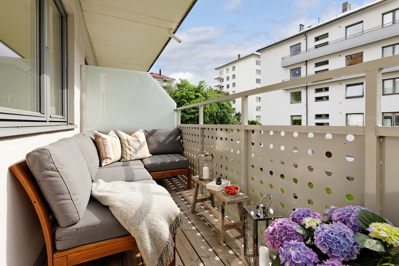 Balkongen er på 5 kvm med god plass til sittegruppe og grill Galleribilde