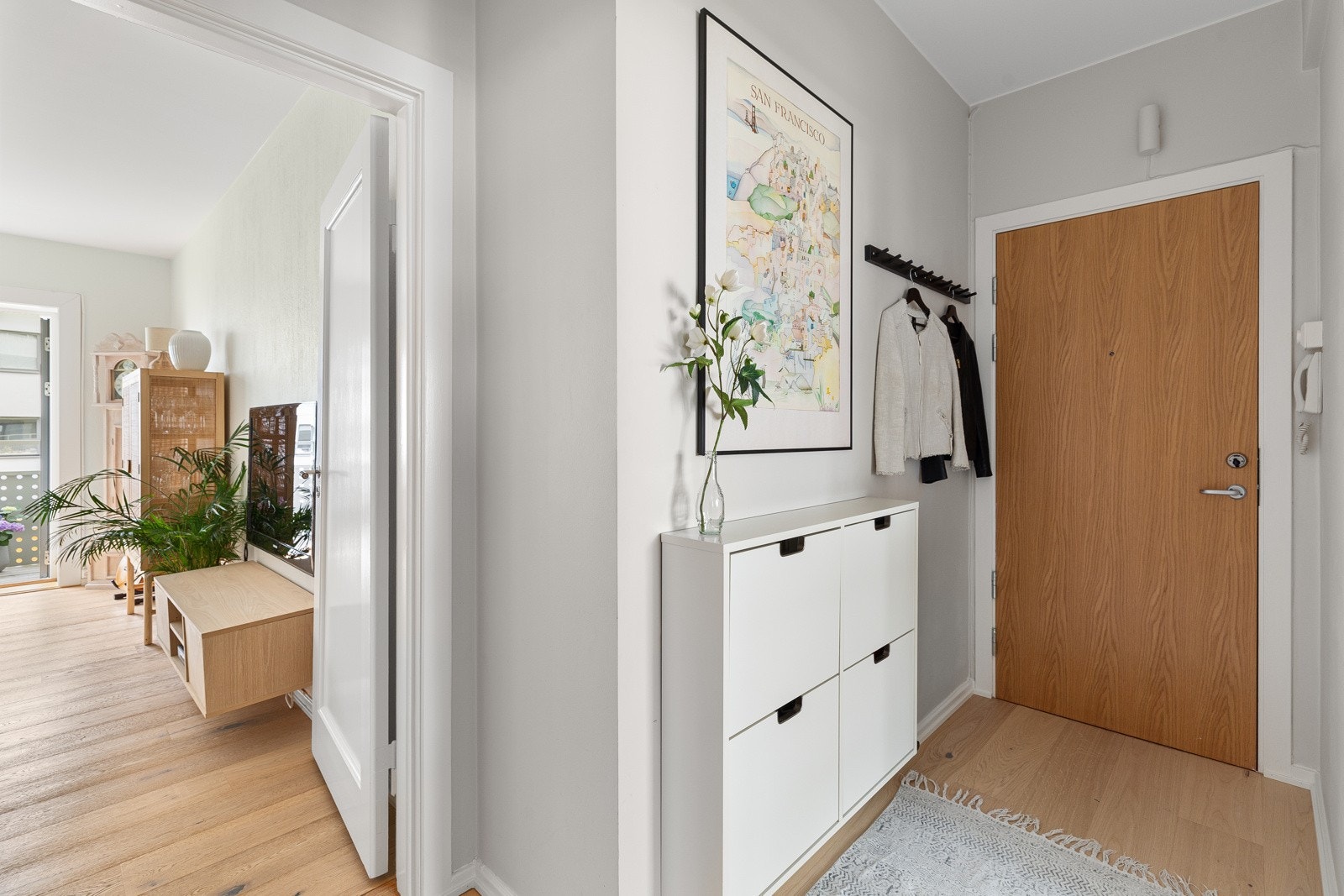En innbydende og stor entrè med god plass til oppbevaring Galleribilde