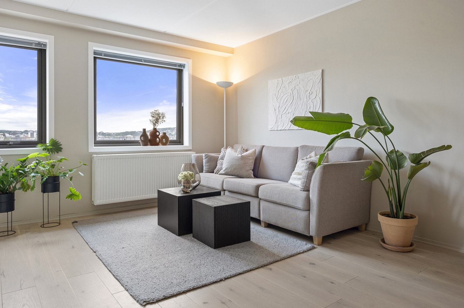 Veggflater og tak er malt i en lys og moderne farge som harmonerer fint med resten av leiligheten. Galleribilde