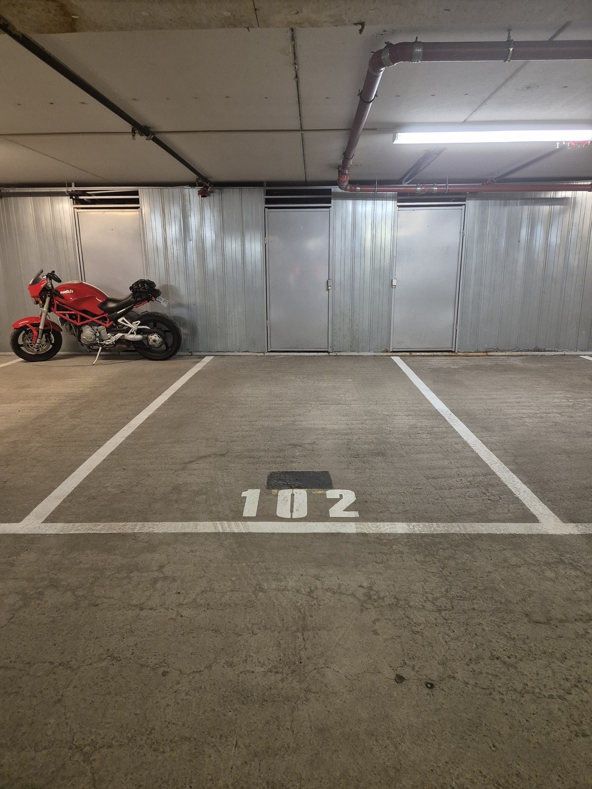 Boligen disponerer garasjeplass nr. 102 i Hasle Torg Garasjesameie. Det er mulighet for montering av ladeboks. Garasjeanlegget er i kjelleretasjen og har heisadkomst. Galleribilde