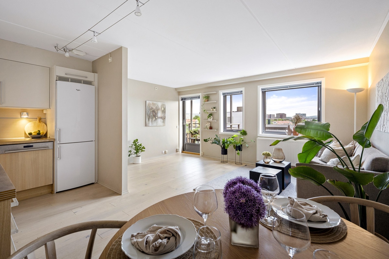 Lys og romslig stue med store vindusflater som slipper inn rikelig med lys og luft. Galleribilde