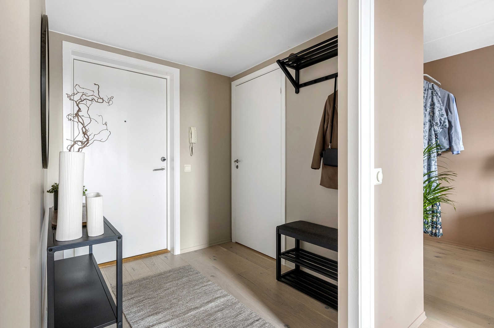Velkommen inn! Innbydende entré med rom for oppbevaring av yttertøy og sko. Fra entréen er det videre adkomst til samtlige rom som underbygger den gode planløsningen. Galleribilde