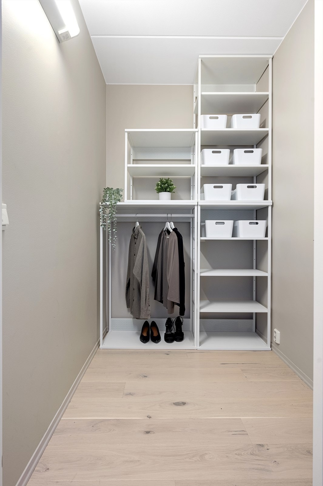 I forbindelse med entréen er det også tilgang til en romslig innvendig bod/omkledningsrom som sørger for rikelig med oppbevaringsplass. I tillegg disponerer leiligheten en kjellerbod på ca. 5 kvm. Galleribilde