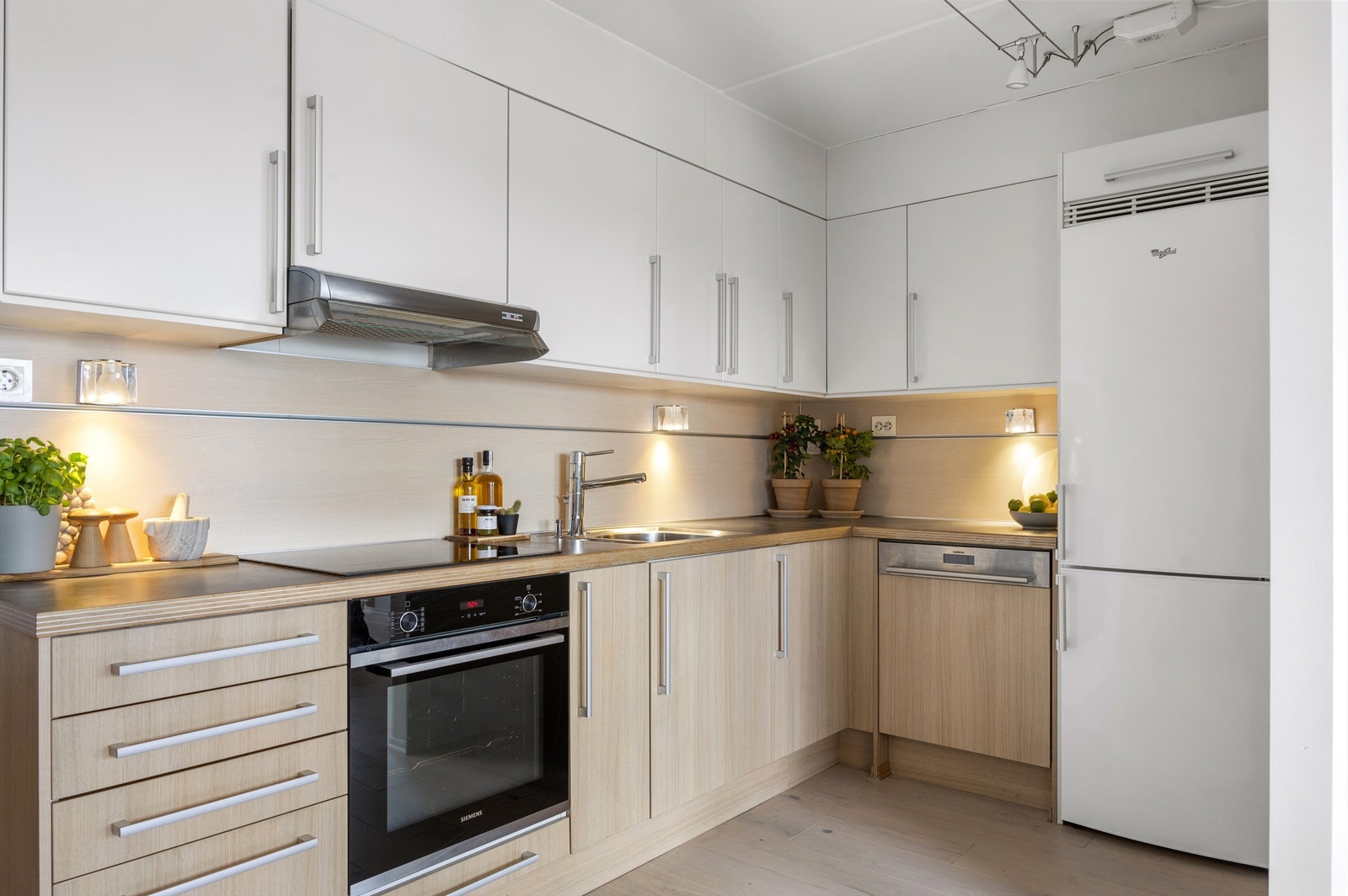 Moderne og lekkert kjøkken i åpen løsning med stuen. Godt med skap- og benkeplass. Galleribilde