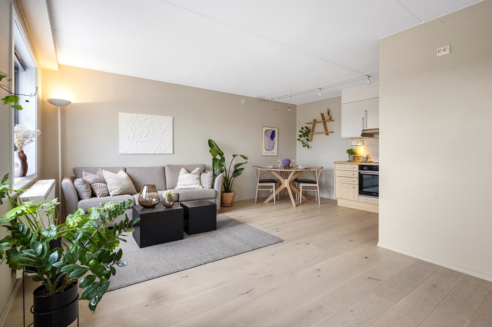 Leiligheten oppvarmes via radiatorer tilkoblet felles sentralfyringsanlegg, i tillegg til å være tilknyttet felles varmtvann. Dette er inkludert i felleskostnadene. Galleribilde