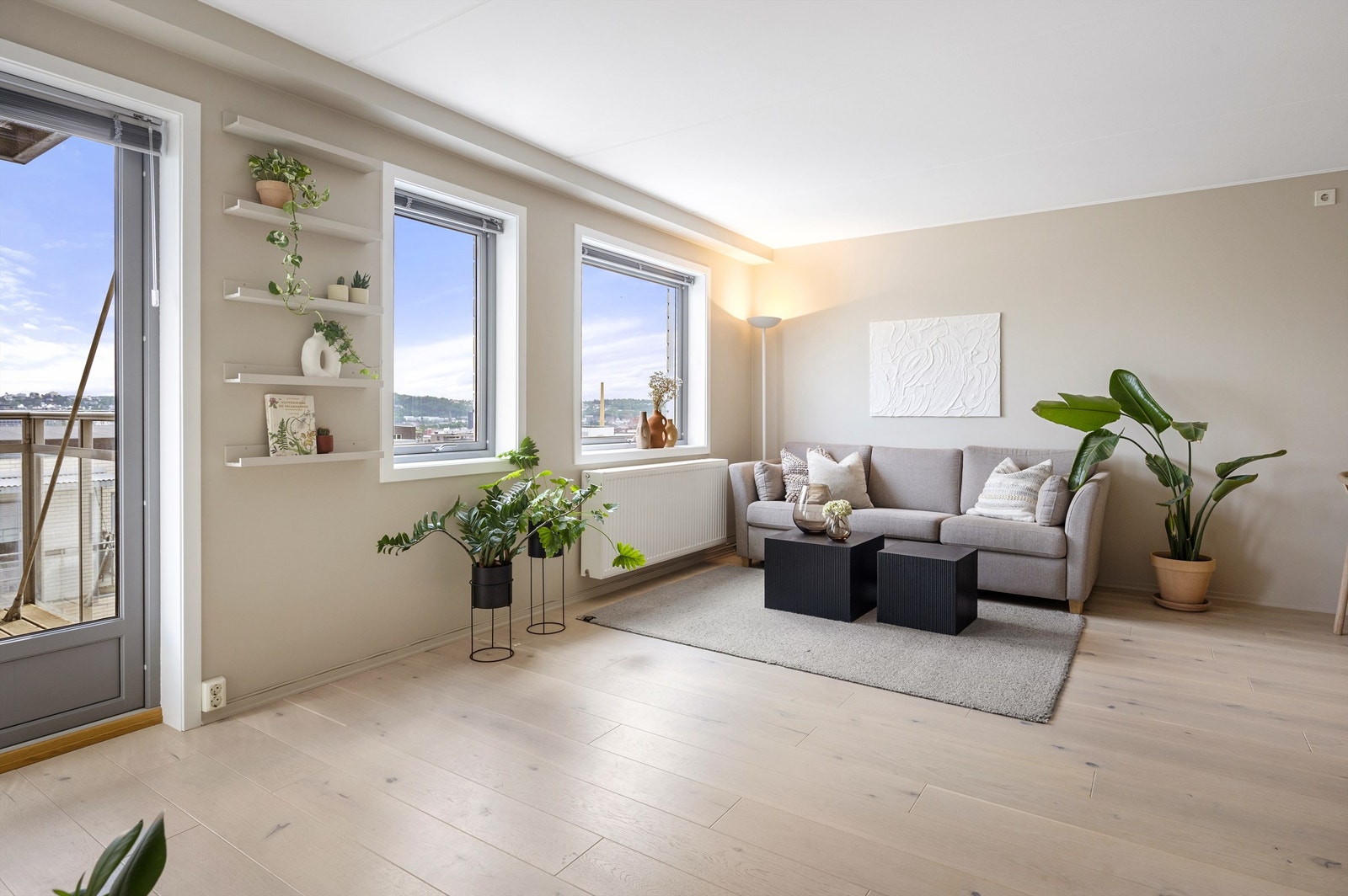 Her det det god plass for sofa, tilhørende salongbord, tv-seksjon og spisebord i tilknytning til kjøkkenet. Galleribilde