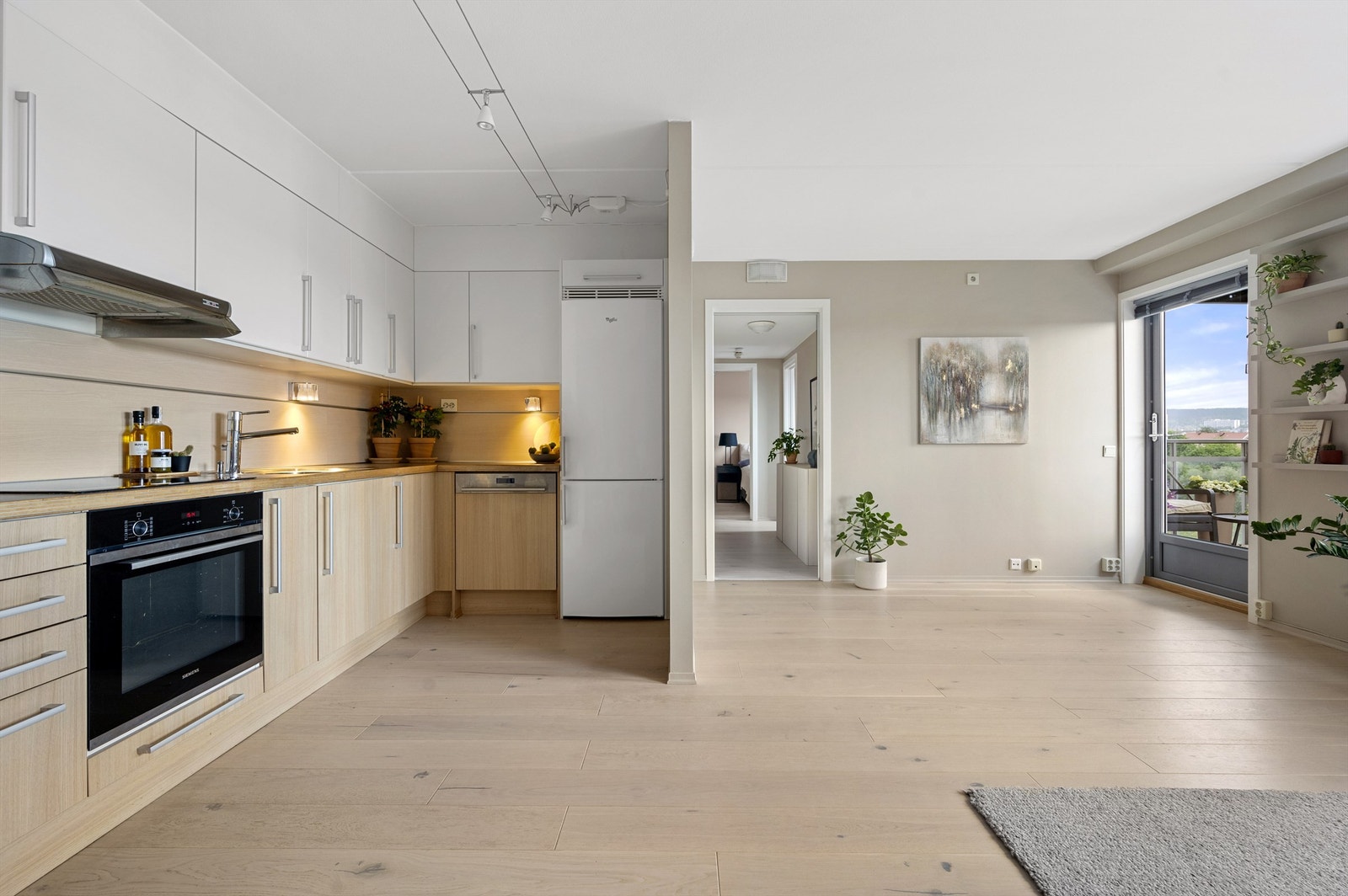 Innredningen består av glatte fronter, laminat benkeplate med nedsenket oppvaskkum. Integrerte hvitevarer består av stekeovn, induksjon platetopp, oppvaskmaskin samt frittstående kjøl- og fryseskap. Galleribilde
