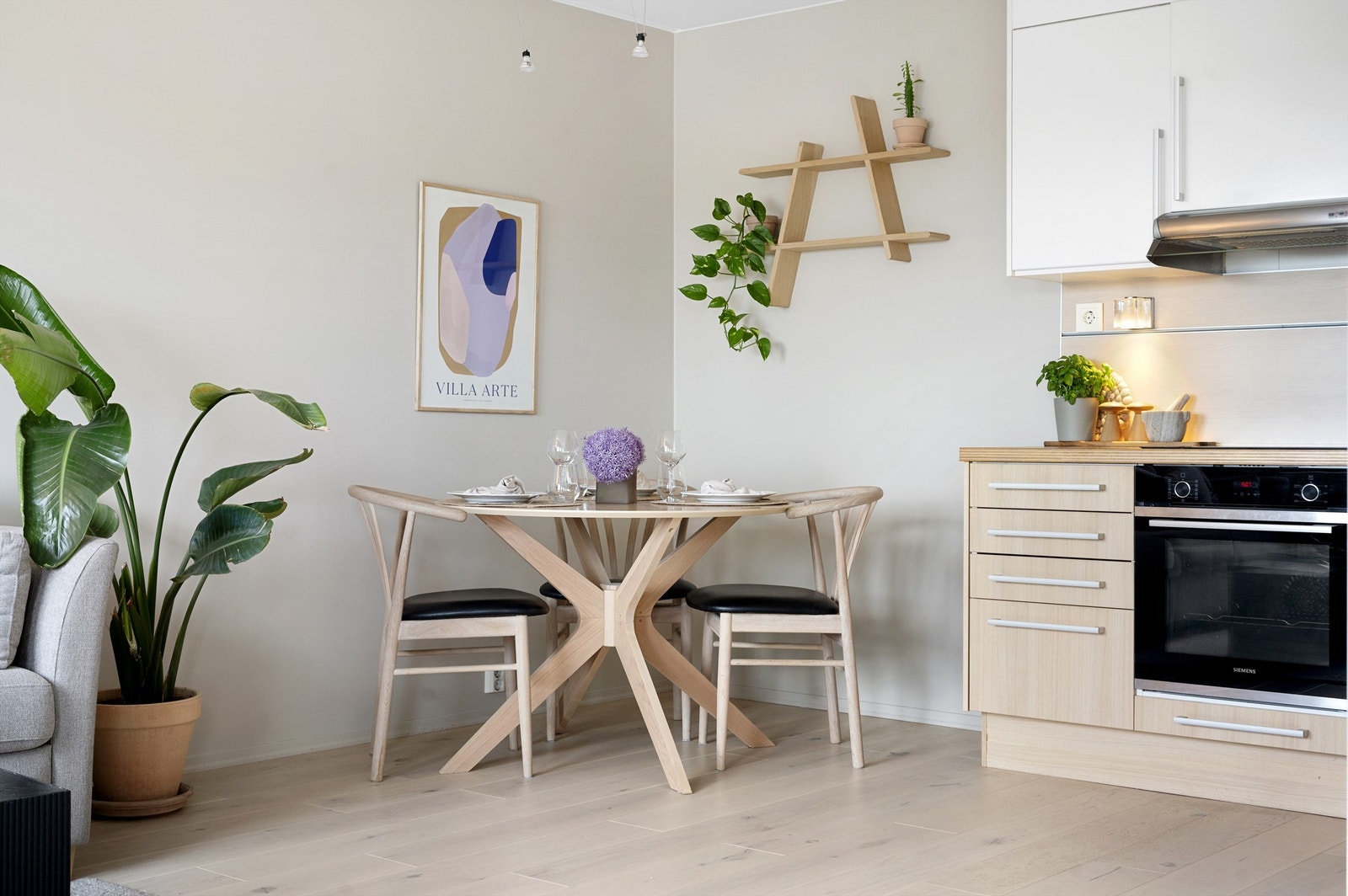 Kjøkkenventilator tilkoblet avtrekkskanal over koketopp. Galleribilde