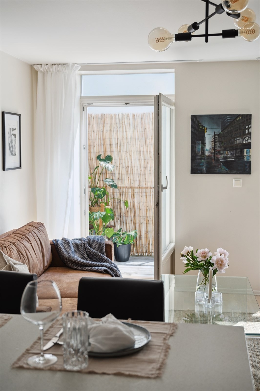 Fra stuen er det utgang til en romlig balkong Galleribilde