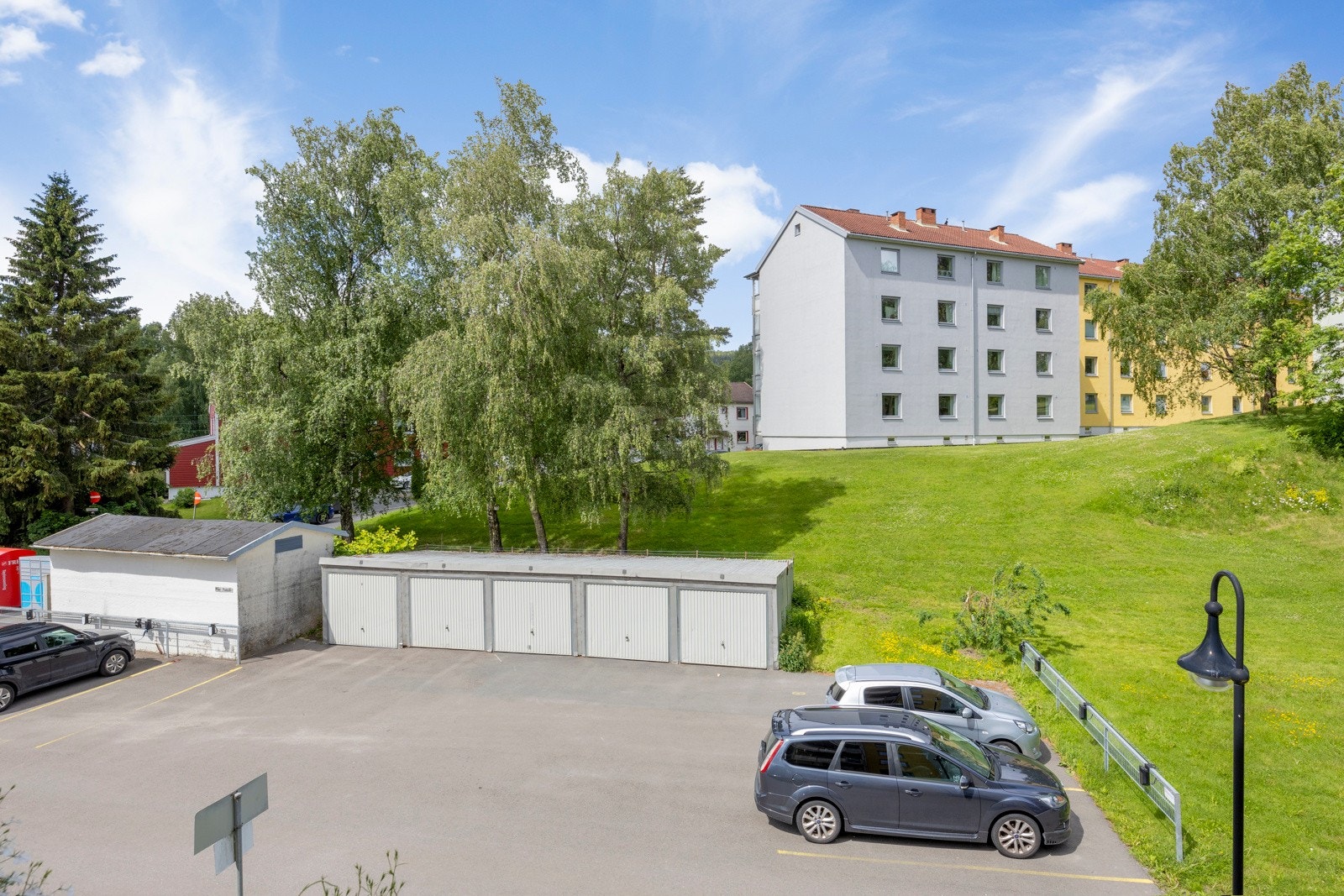 Borettslaget har parkeringsplasser og garasjeplasser til leie. Det er per dags dato ledige p-plasser Galleribilde