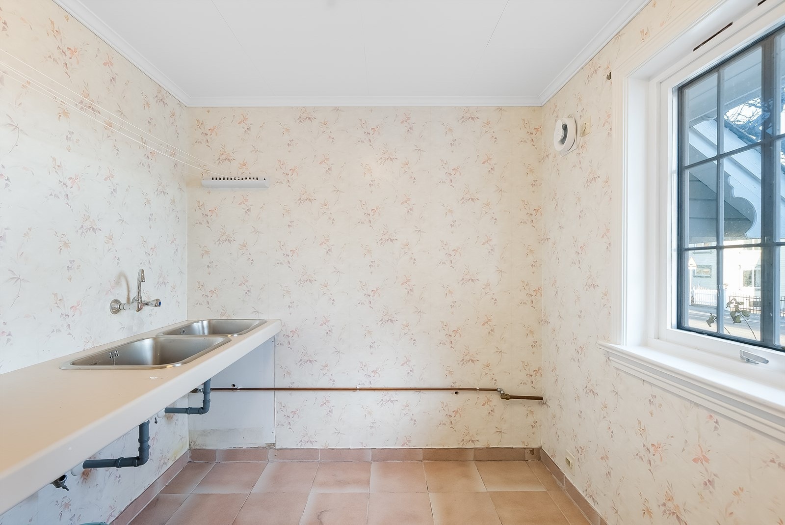 Praktisk vaskerom som kan fungere som boligens bi-inngang. Galleribilde