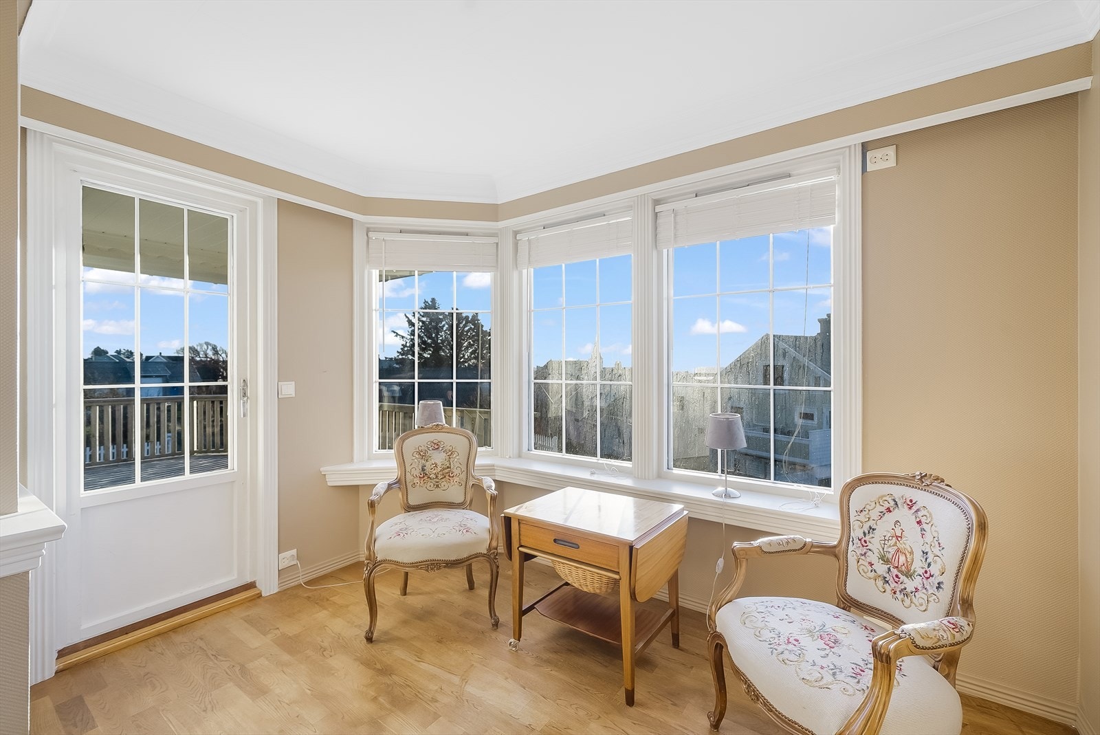 Fra karnappet i stua er det dør ut til terrassen som omkranser huset. Galleribilde