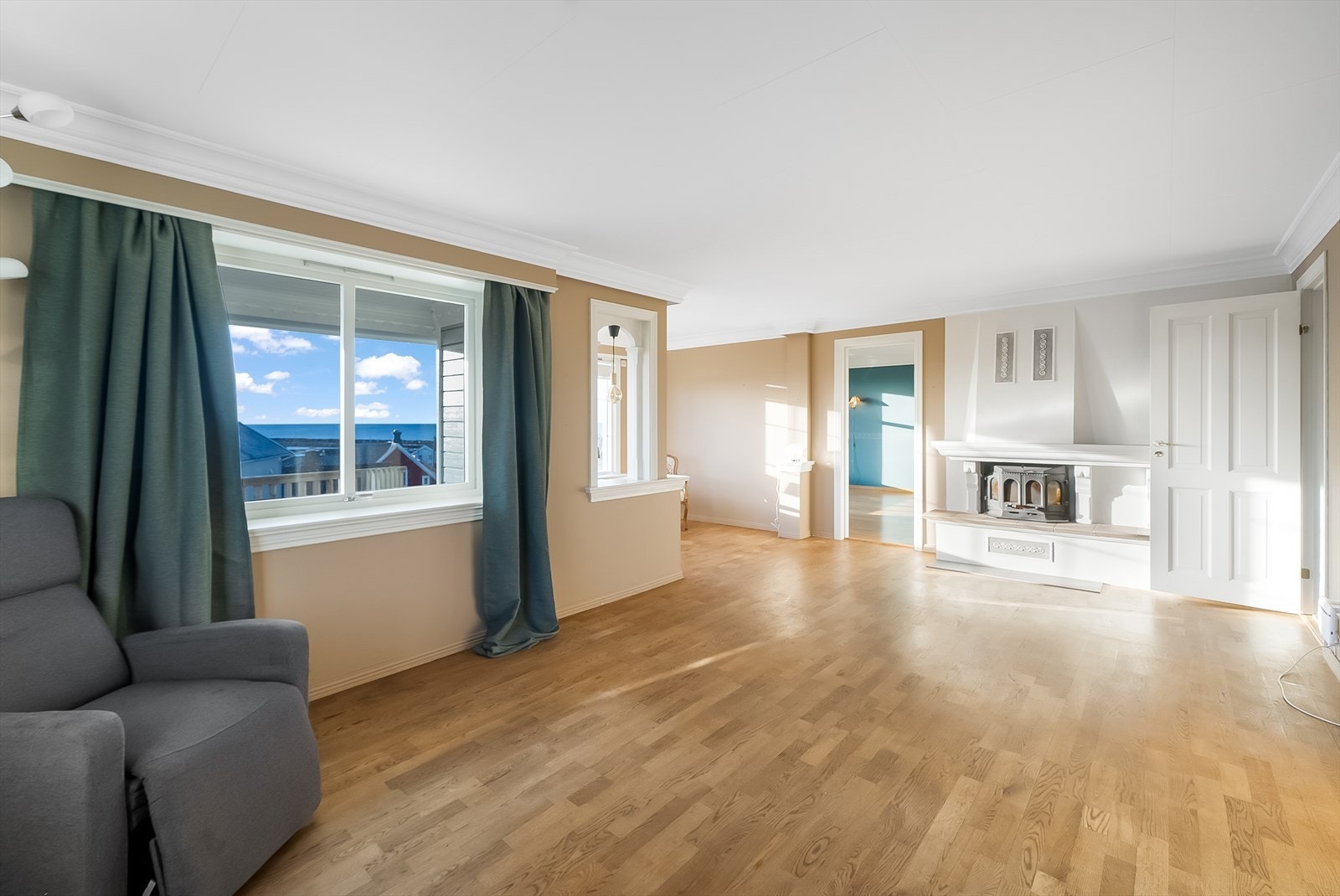 På kalde dager får man godt med stemning og varme fra peisen med innsats. Galleribilde