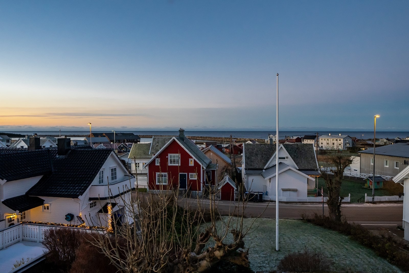 Enebolig med dobbel garasje og hybel med flott utsikt utover Borhaug og ut mot havet. Galleribilde