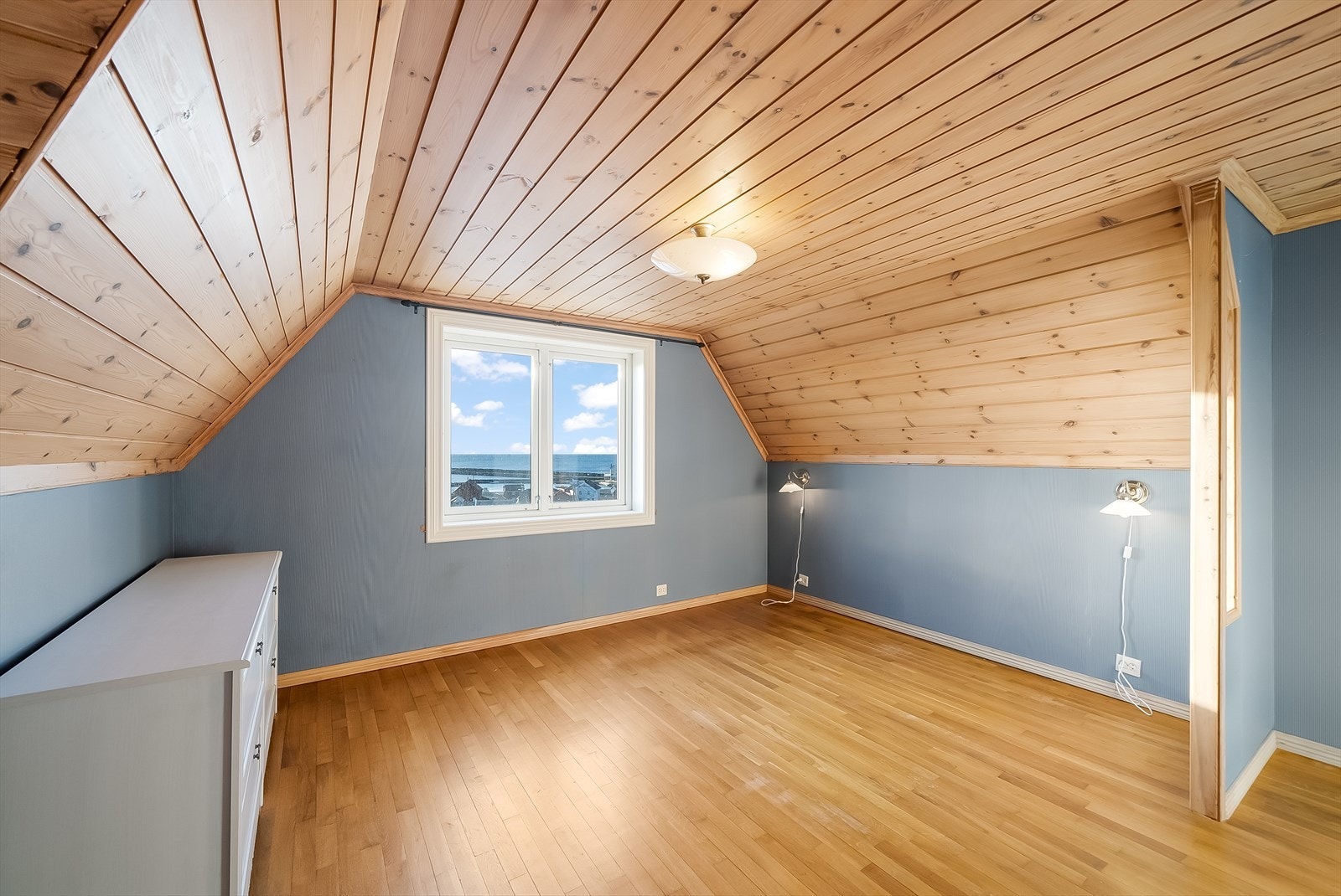 Hovedsoverom med adkomst fra badet. Mulighet for Galleribilde