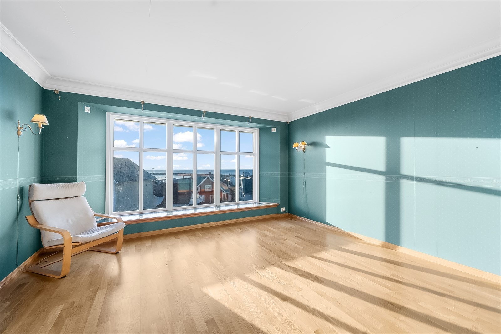 Stor spisestue med mulighet for å innrede med soner. Den flotte utsikten mot havet og sjølivet kan nytes fra flere hold. Galleribilde